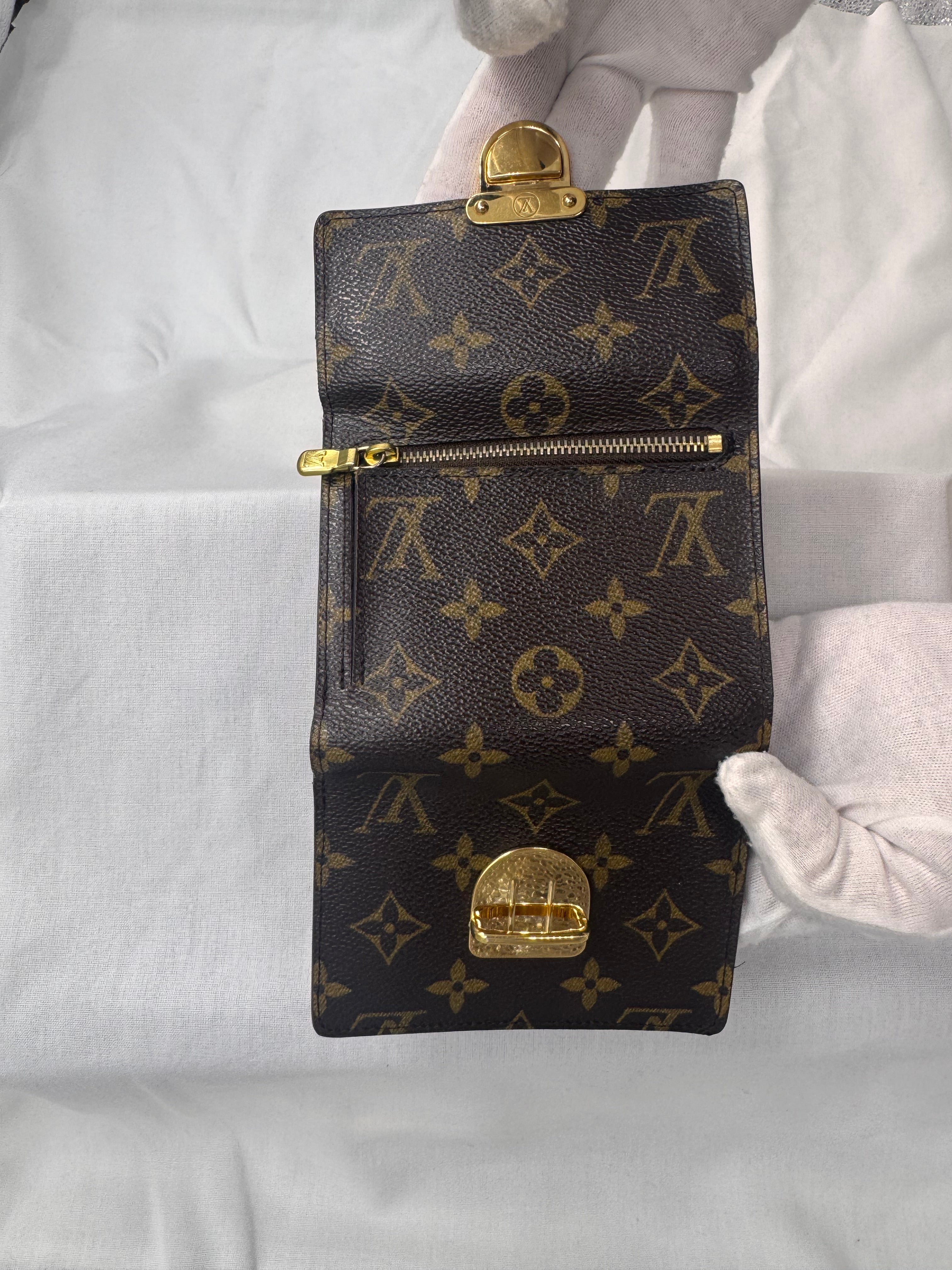 ארנק לואי ויטון קלאסי מקנבס מונוגרם עם אבזם מוזהב – מהדורת וינטג' יוקרתית
