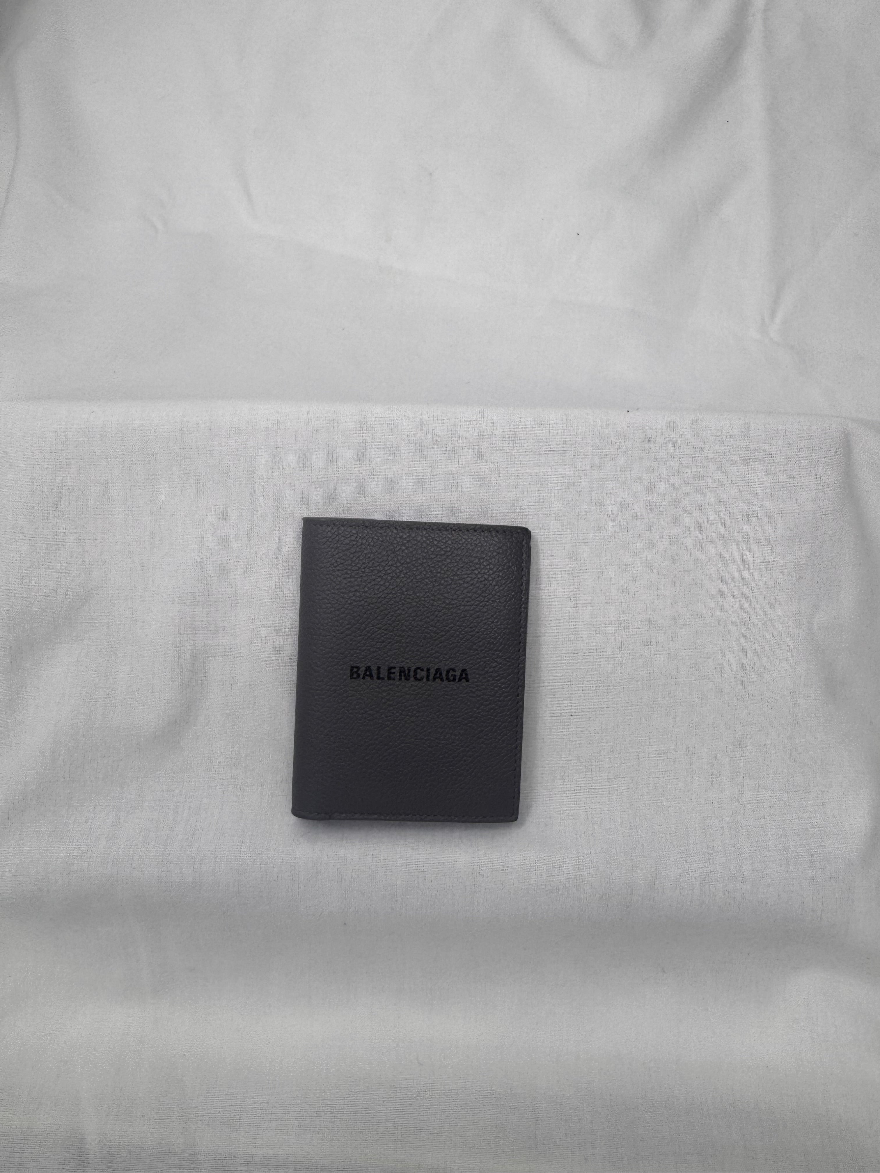 ארנק בלנסיאגה מעור מגורען, עיצוב יוניסקס - אפור