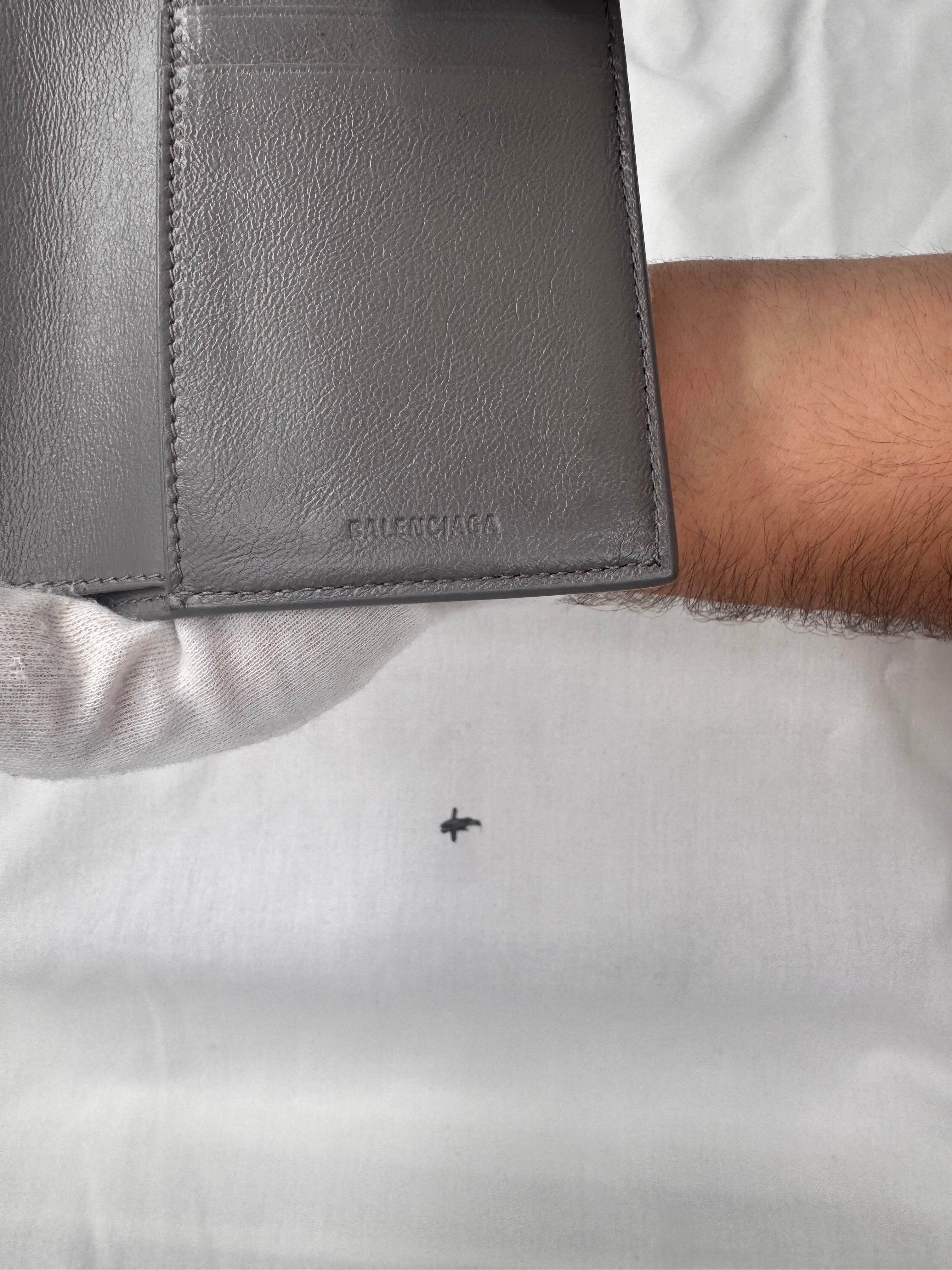 ארנק בלנסיאגה מעור מגורען, עיצוב יוניסקס - אפור