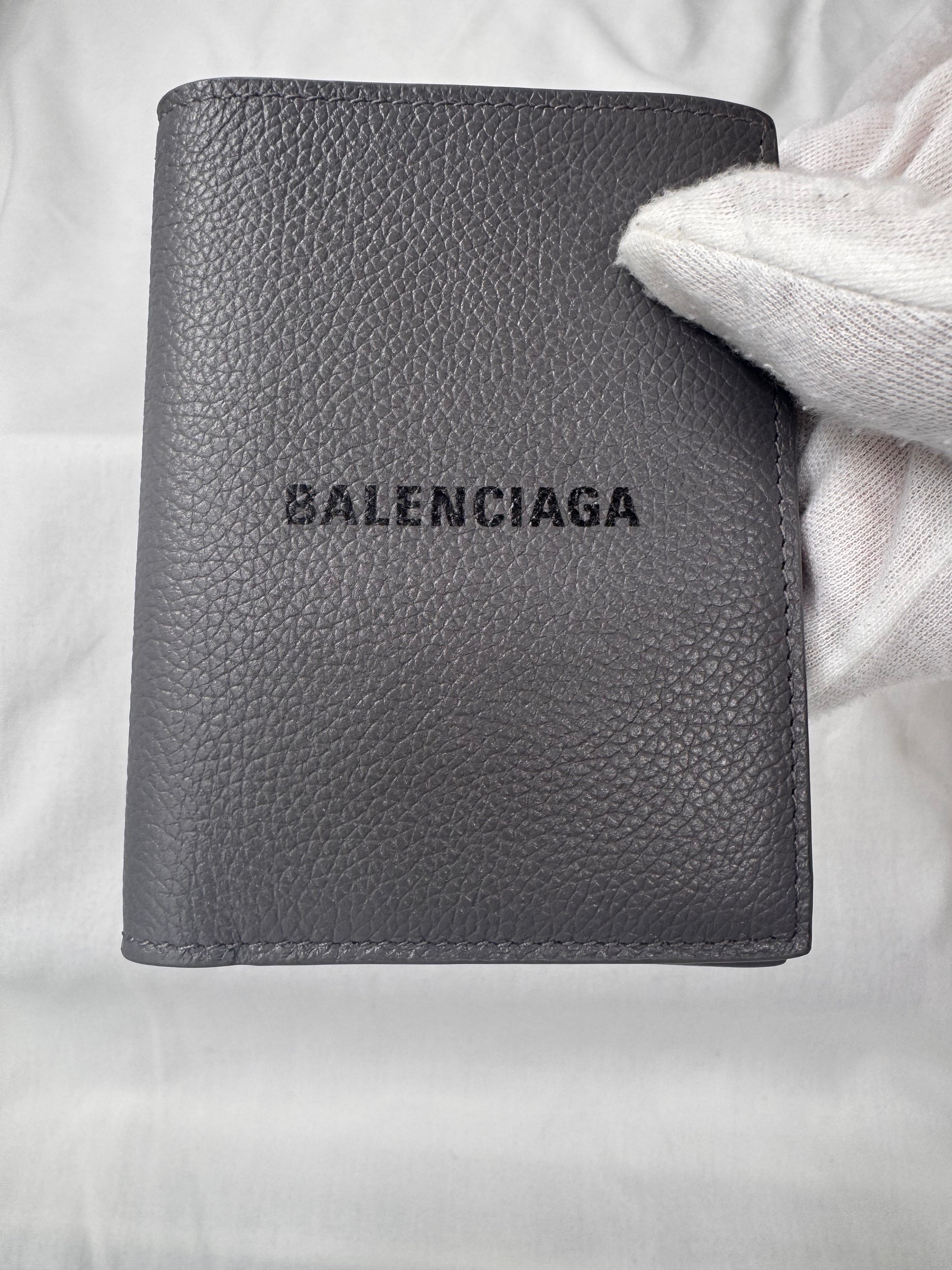 ארנק בלנסיאגה מעור מגורען, עיצוב יוניסקס - אפור