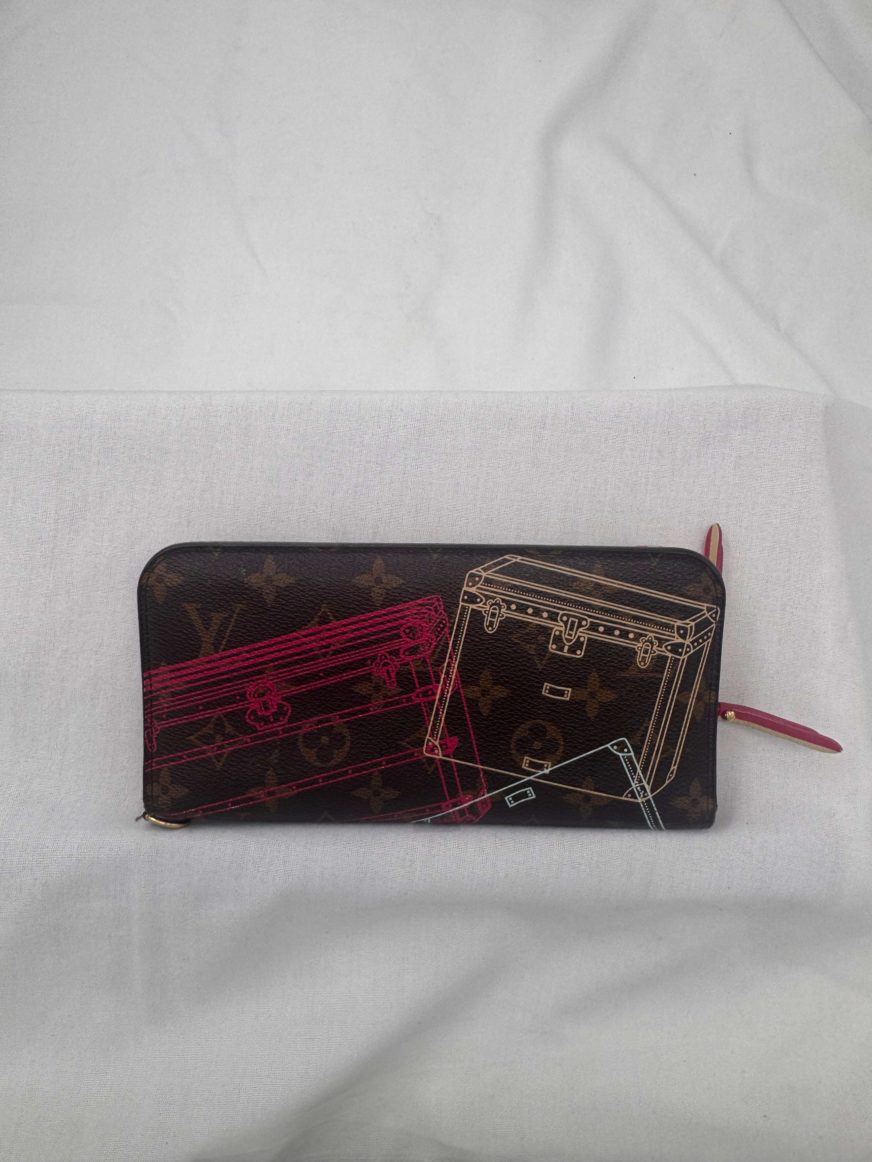 ארנק לואי ויטון וינטג במהדורת קריסמס 2014  – דגם קנבס מונוגרם עם הדפס תיבות וינטג' ובטנת פסים