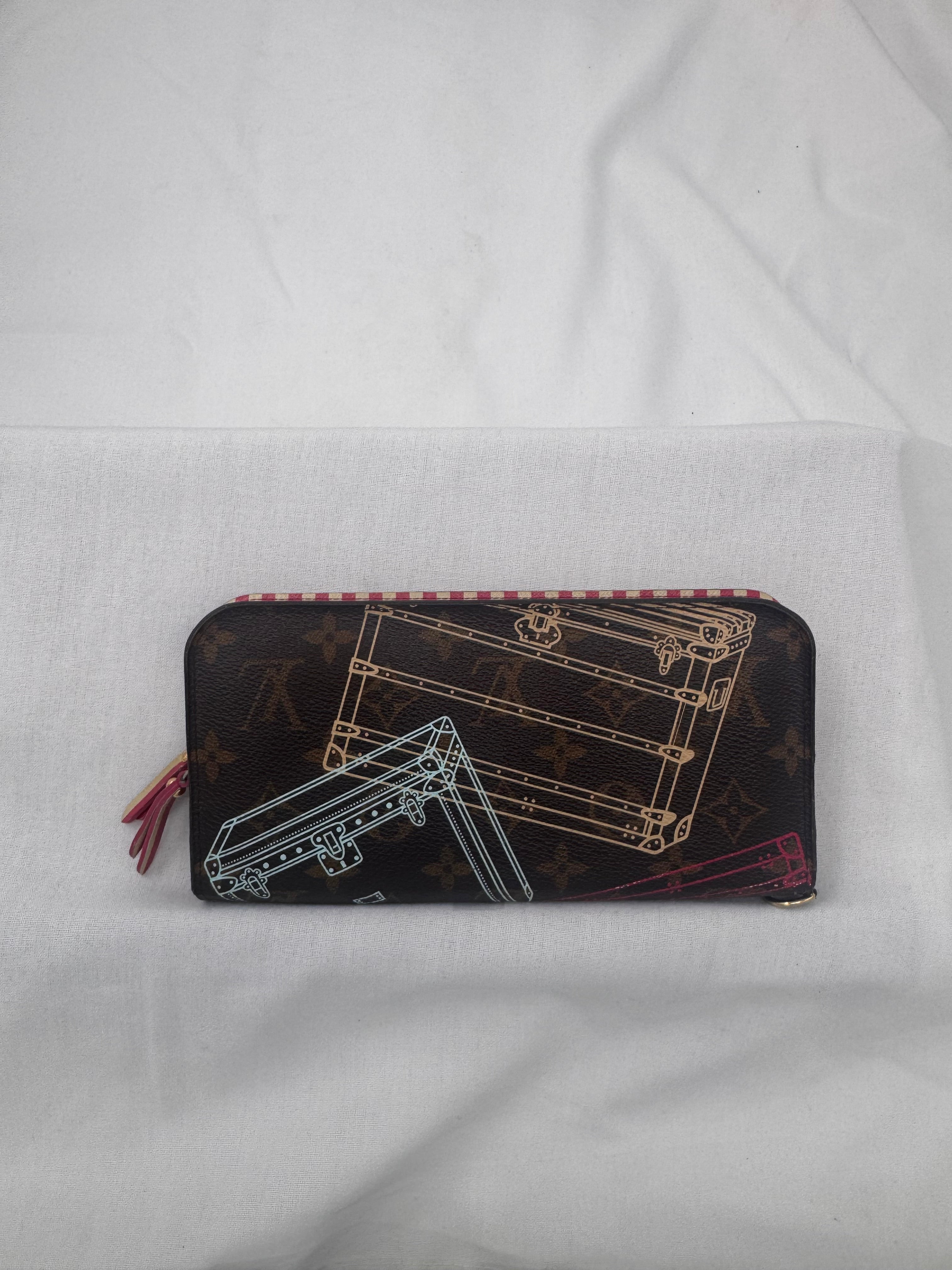 ארנק לואי ויטון וינטג במהדורת קריסמס 2014  – דגם קנבס מונוגרם עם הדפס תיבות וינטג' ובטנת פסים