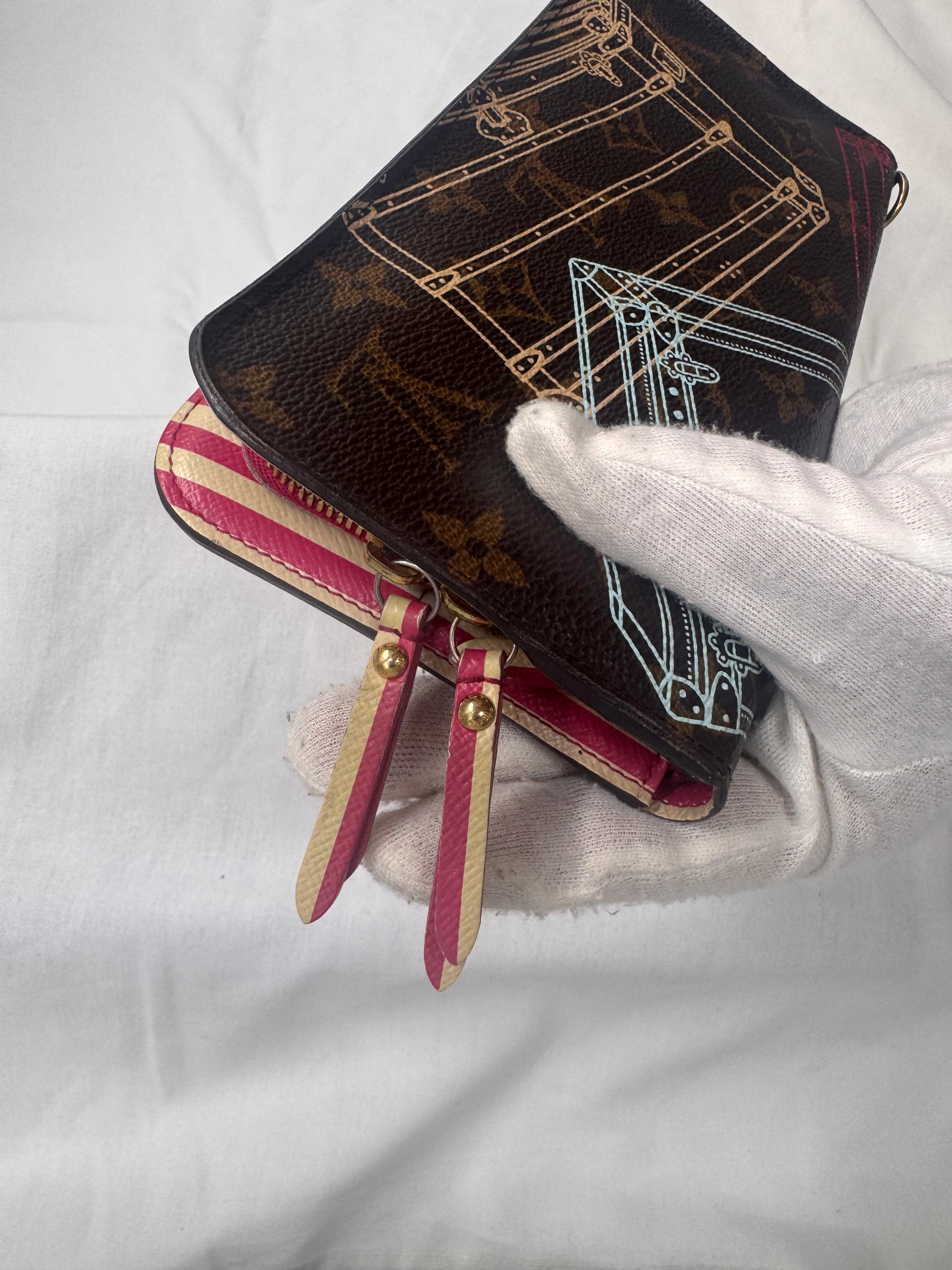 ארנק לואי ויטון וינטג במהדורת קריסמס 2014  – דגם קנבס מונוגרם עם הדפס תיבות וינטג' ובטנת פסים