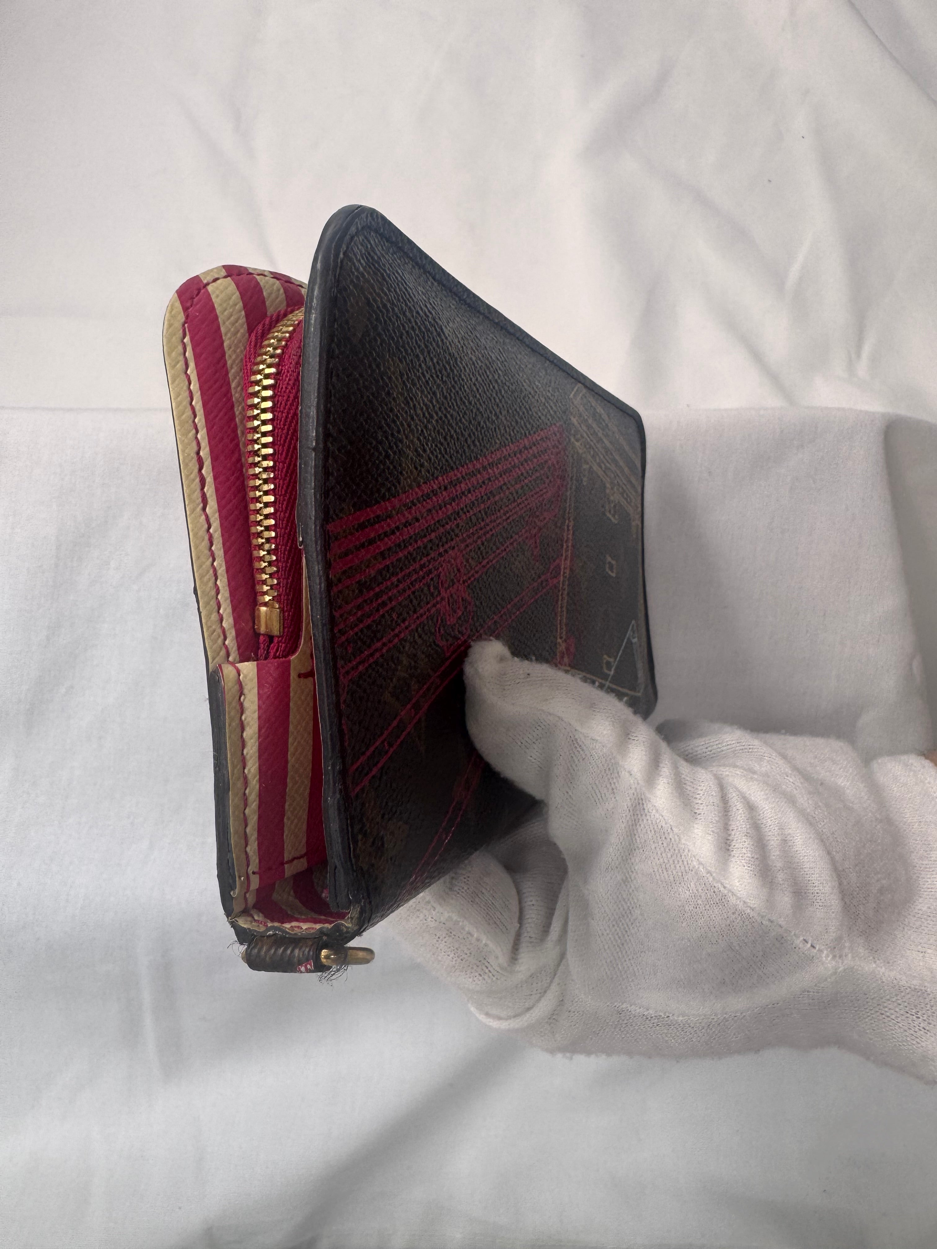 ארנק לואי ויטון וינטג במהדורת קריסמס 2014  – דגם קנבס מונוגרם עם הדפס תיבות וינטג' ובטנת פסים