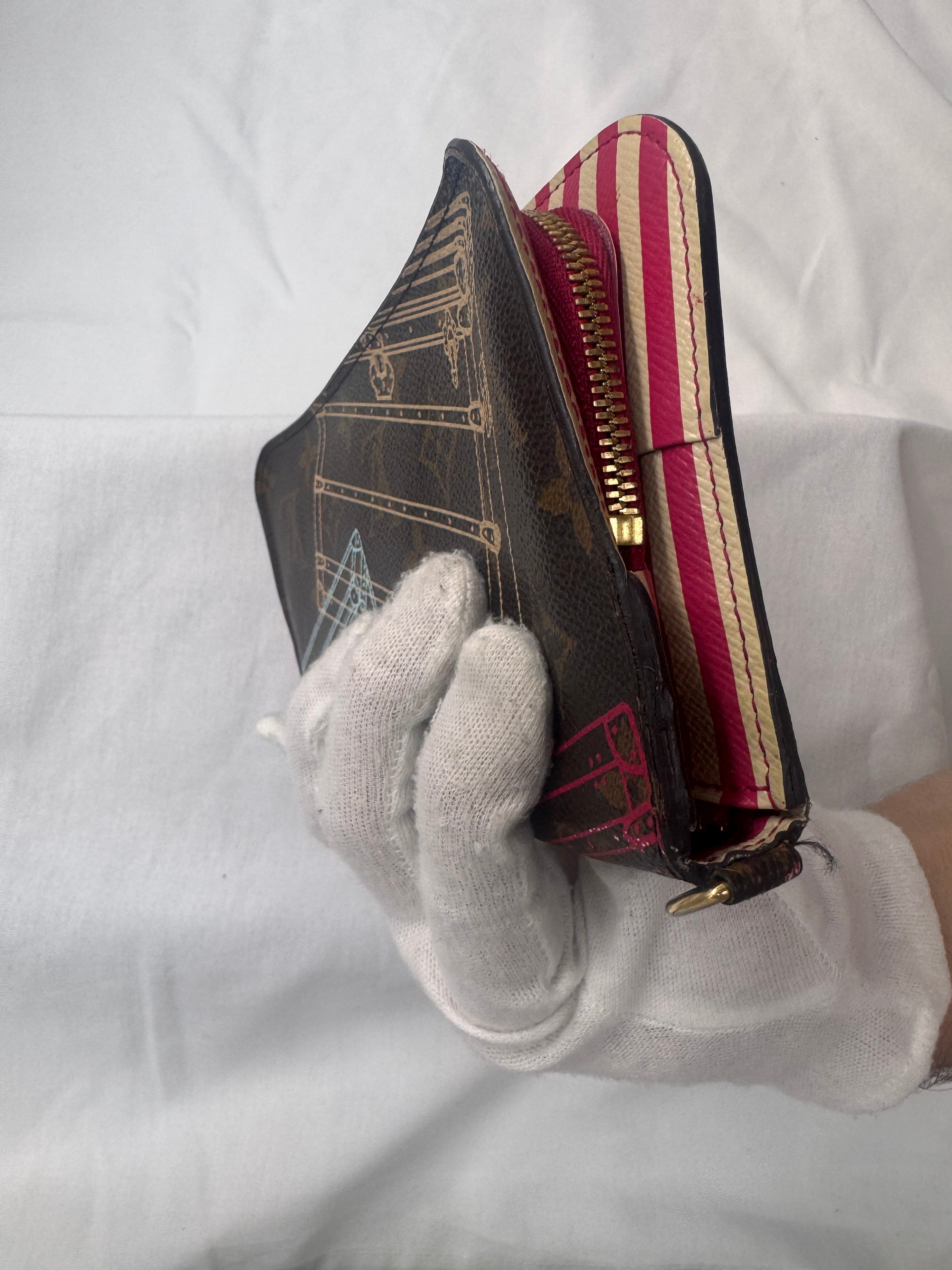 ארנק לואי ויטון וינטג במהדורת קריסמס 2014  – דגם קנבס מונוגרם עם הדפס תיבות וינטג' ובטנת פסים