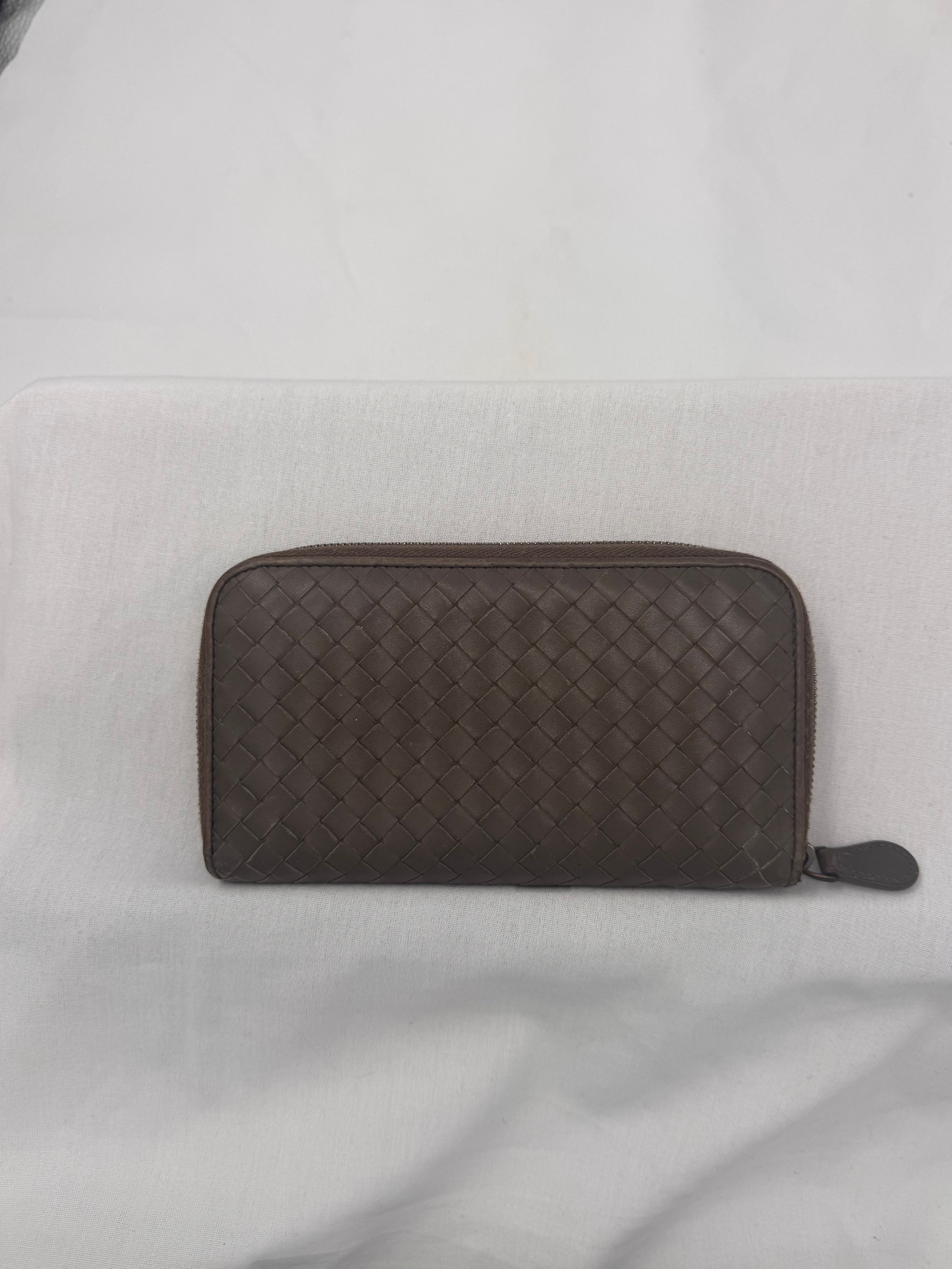 ארנק בוטגה ונטה ארוך מעור כבש קלוע – גוון אפור-חום