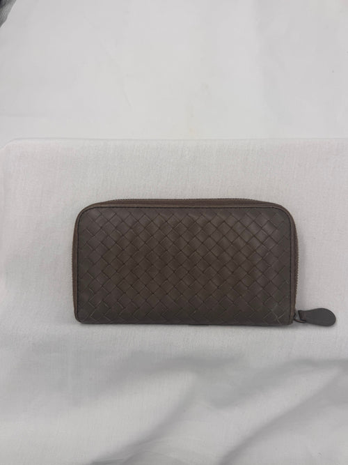 ארנק בוטגה ונטה ארוך מעור כבש קלוע – גוון אפור-חום