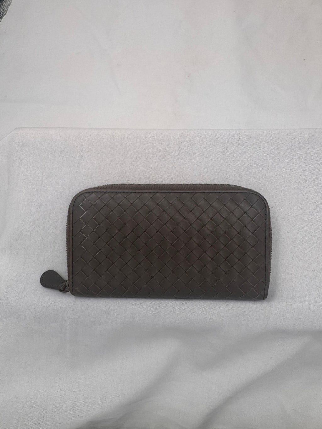 ארנק בוטגה ונטה ארוך מעור כבש קלוע – גוון אפור-חום