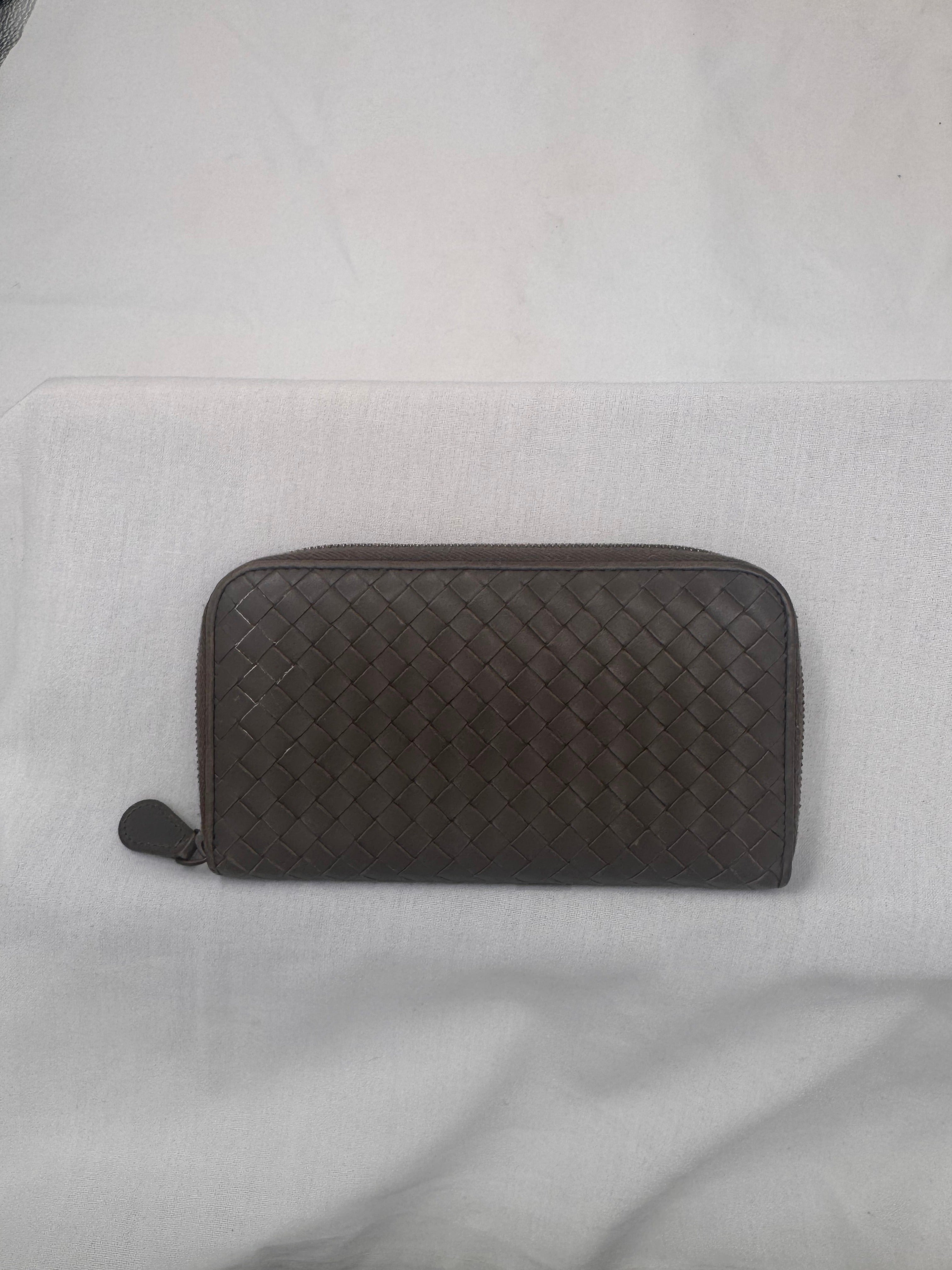 ארנק בוטגה ונטה ארוך מעור כבש קלוע – גוון אפור-חום