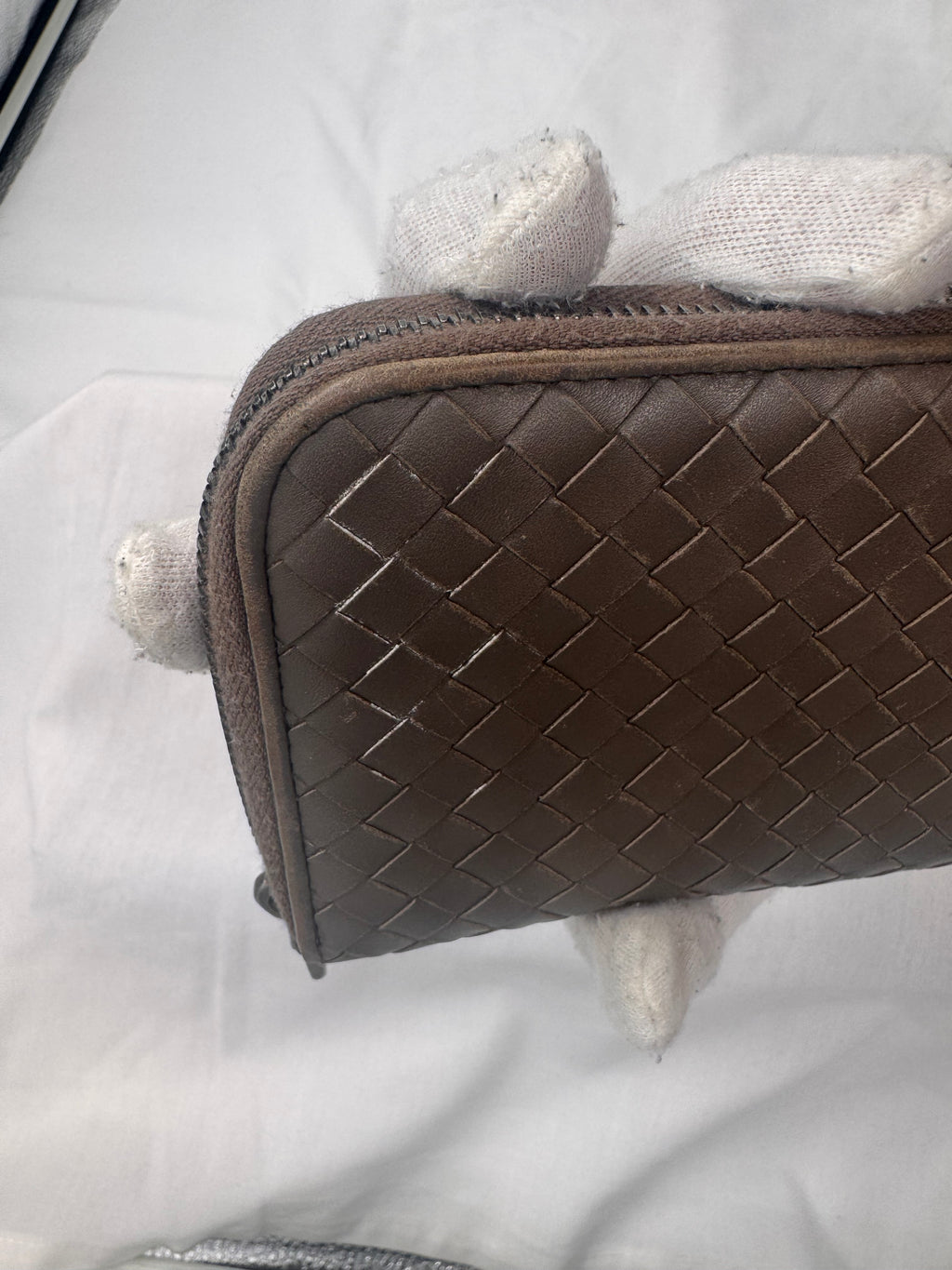 ארנק בוטגה ונטה ארוך מעור כבש קלוע – גוון אפור-חום