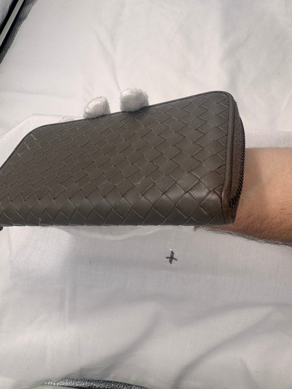 ארנק בוטגה ונטה ארוך מעור כבש קלוע – גוון אפור-חום