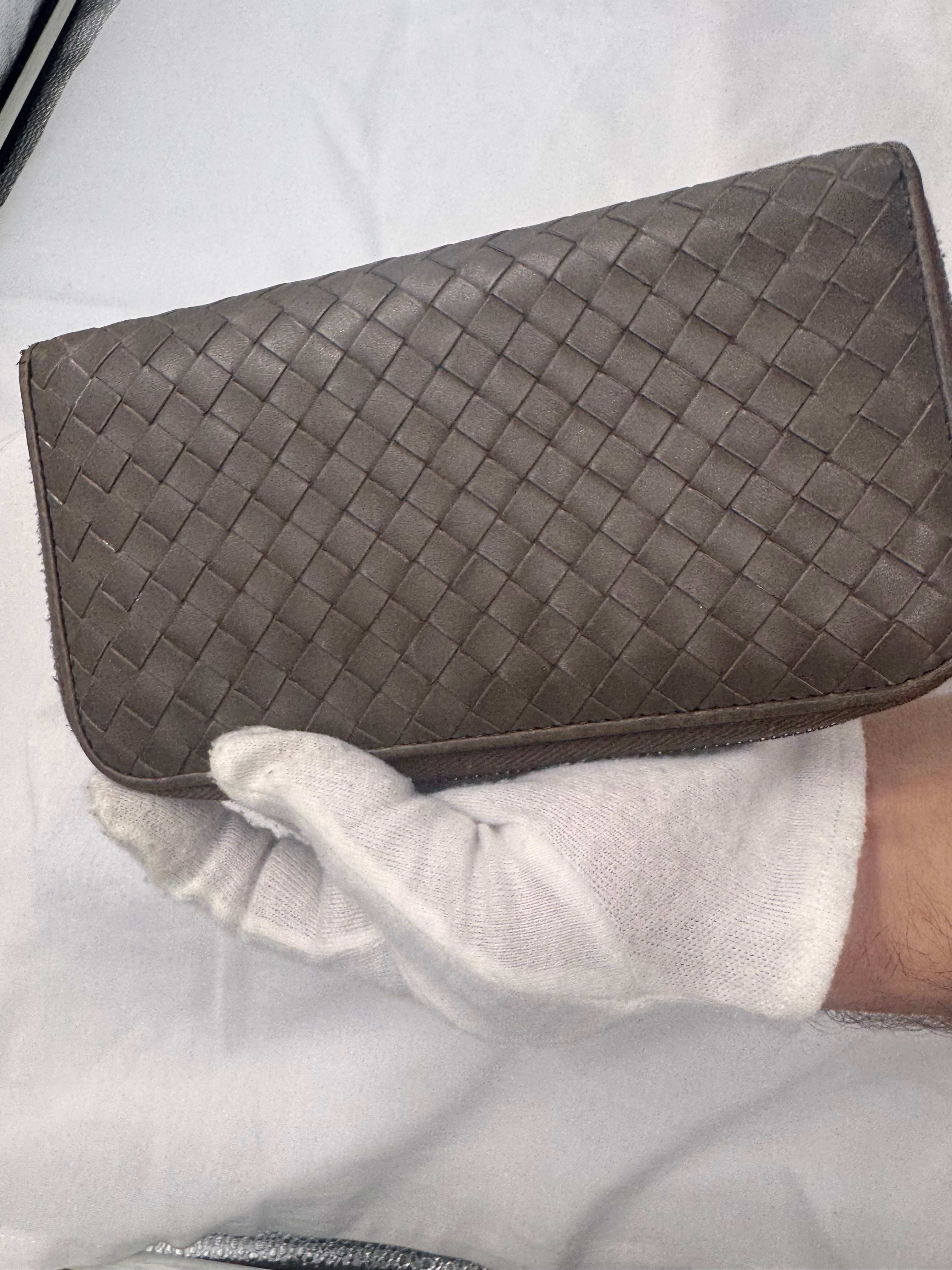 ארנק בוטגה ונטה ארוך מעור כבש קלוע – גוון אפור-חום