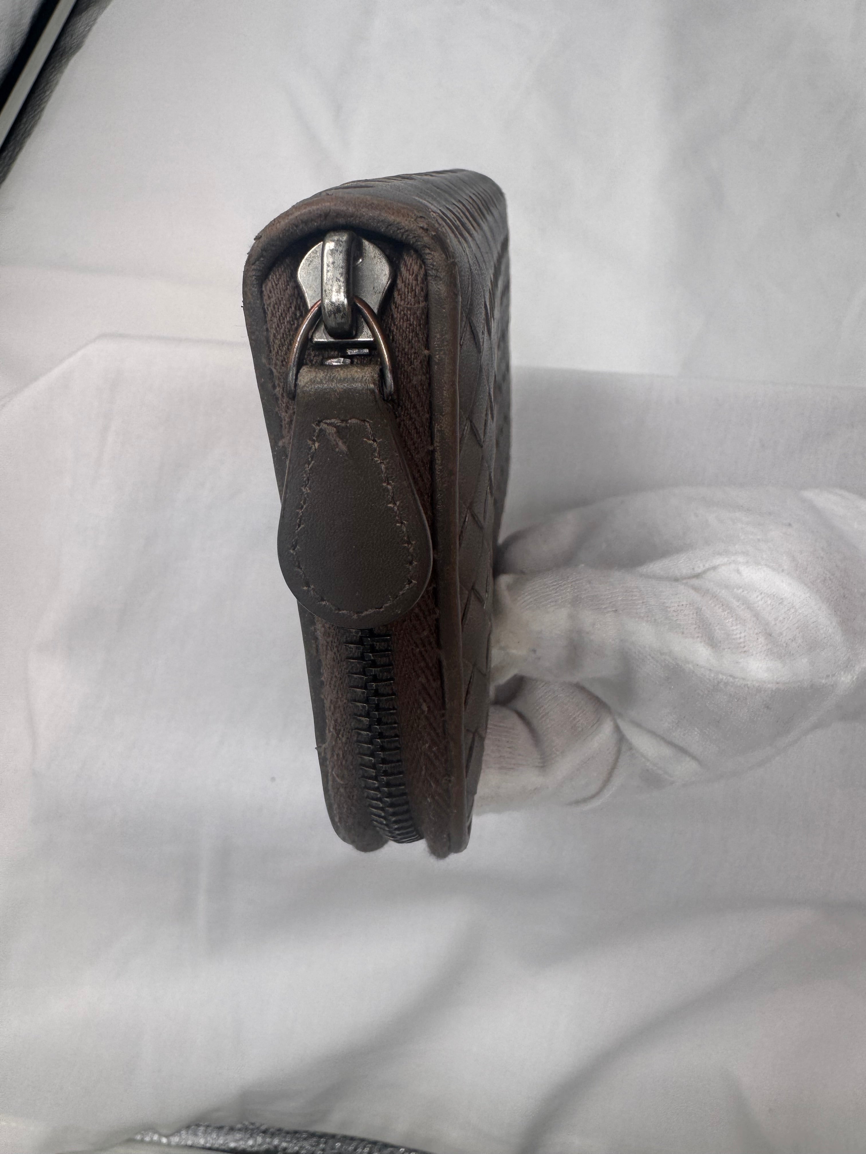 ארנק בוטגה ונטה ארוך מעור כבש קלוע – גוון אפור-חום