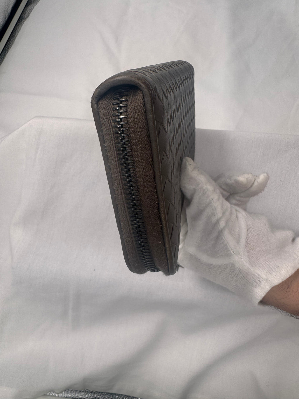 ארנק בוטגה ונטה ארוך מעור כבש קלוע – גוון אפור-חום