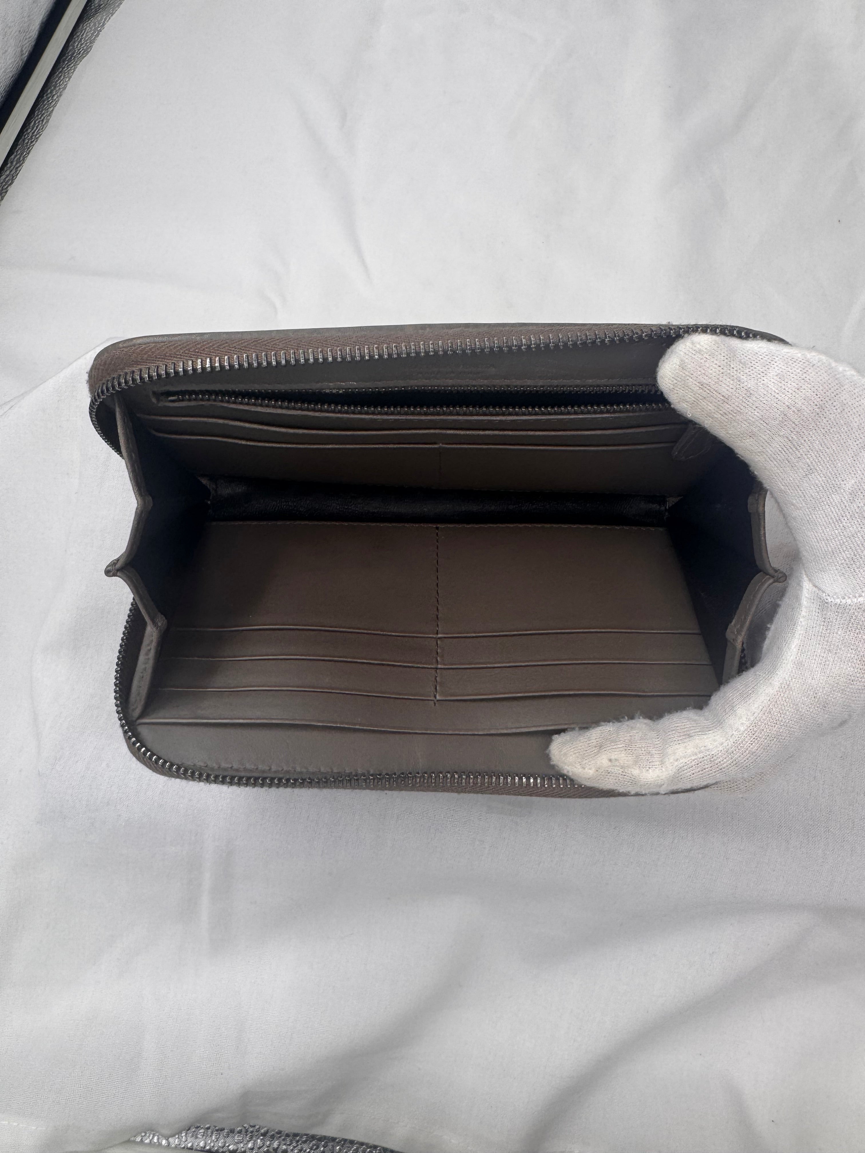 ארנק בוטגה ונטה ארוך מעור כבש קלוע – גוון אפור-חום