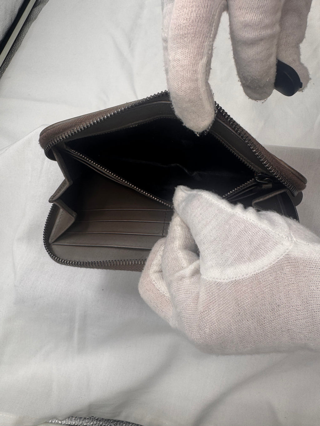 ארנק בוטגה ונטה ארוך מעור כבש קלוע – גוון אפור-חום