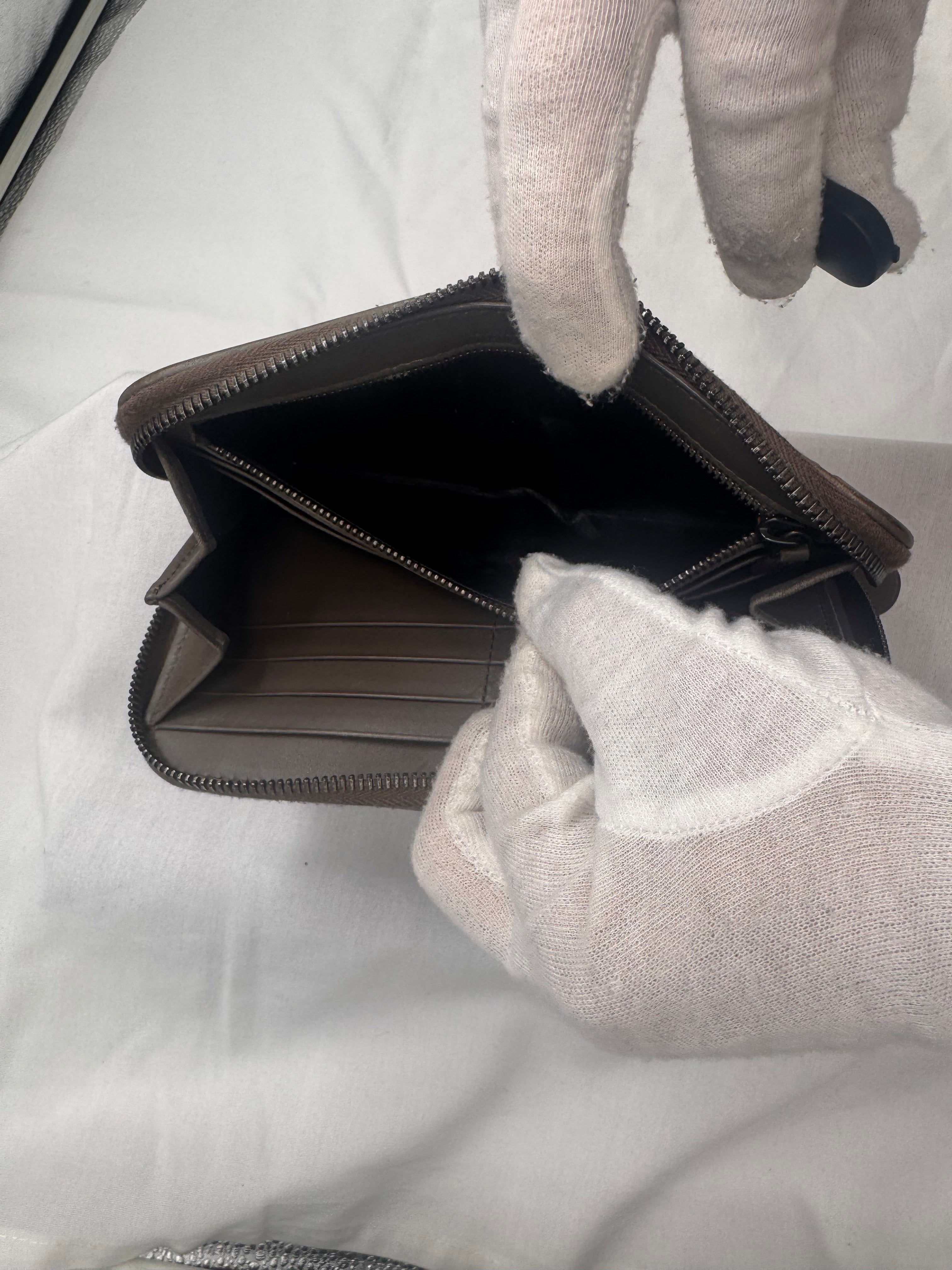 ארנק בוטגה ונטה ארוך מעור כבש קלוע – גוון אפור-חום