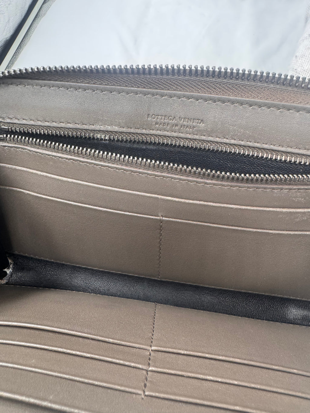 ארנק בוטגה ונטה ארוך מעור כבש קלוע – גוון אפור-חום