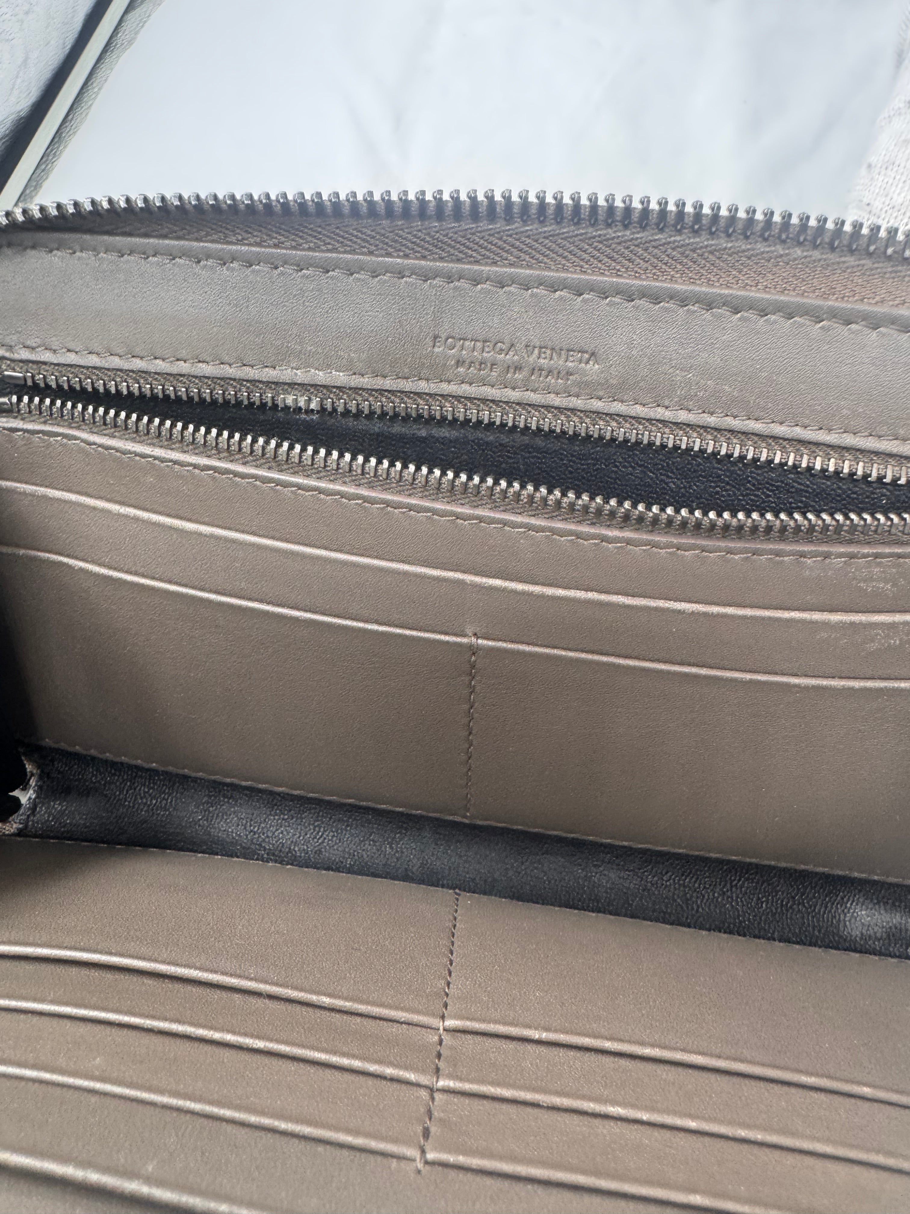 ארנק בוטגה ונטה ארוך מעור כבש קלוע – גוון אפור-חום