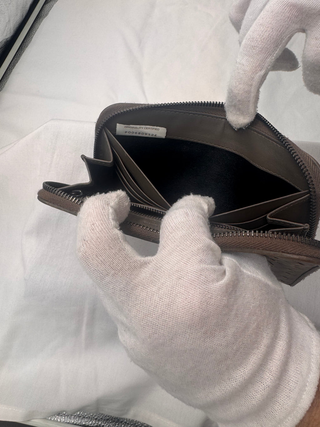 ארנק בוטגה ונטה ארוך מעור כבש קלוע – גוון אפור-חום