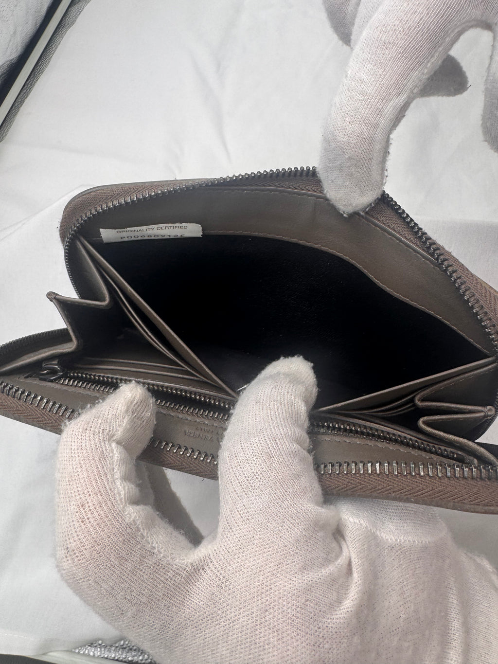 ארנק בוטגה ונטה ארוך מעור כבש קלוע – גוון אפור-חום