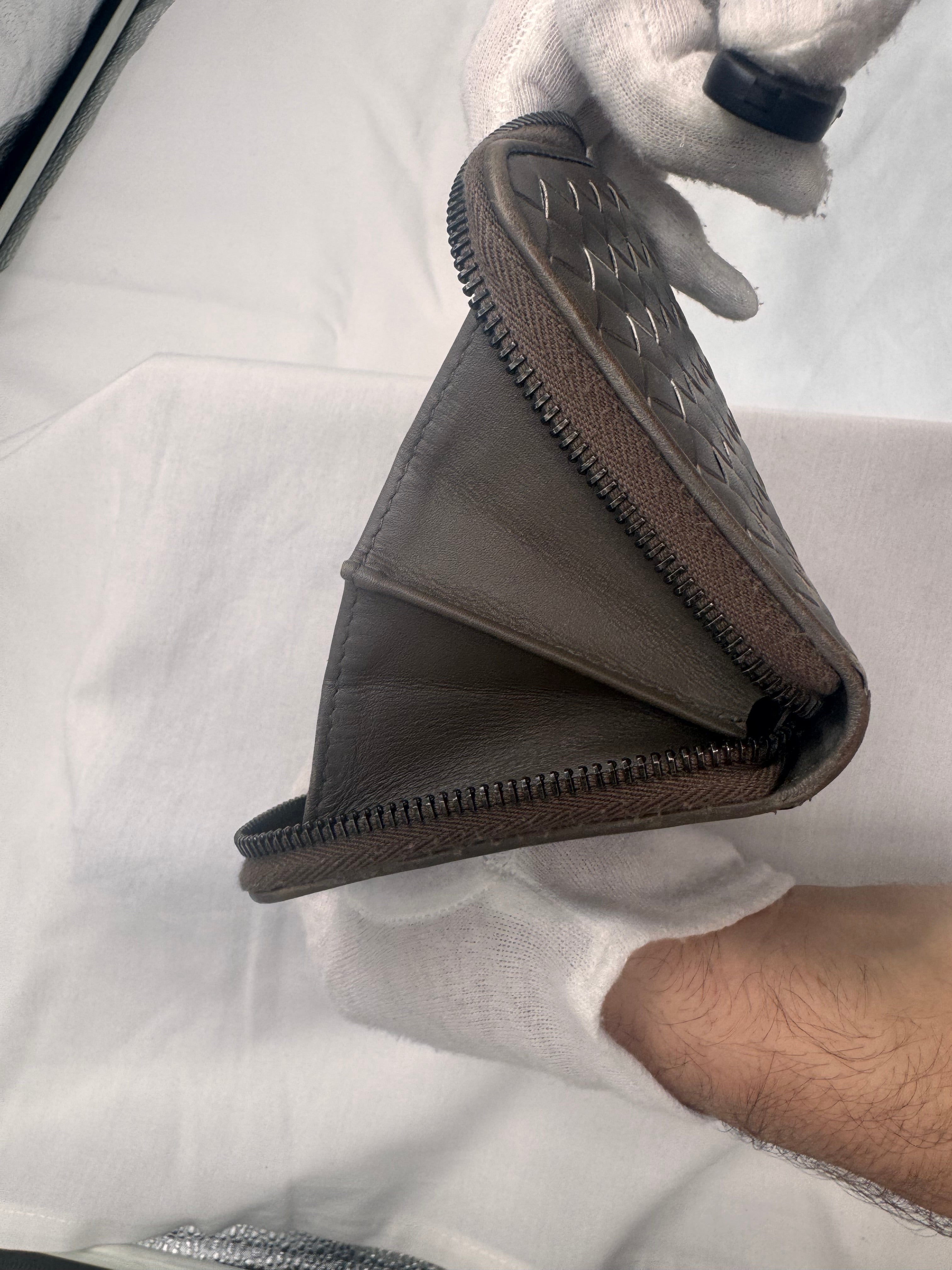 ארנק בוטגה ונטה ארוך מעור כבש קלוע – גוון אפור-חום