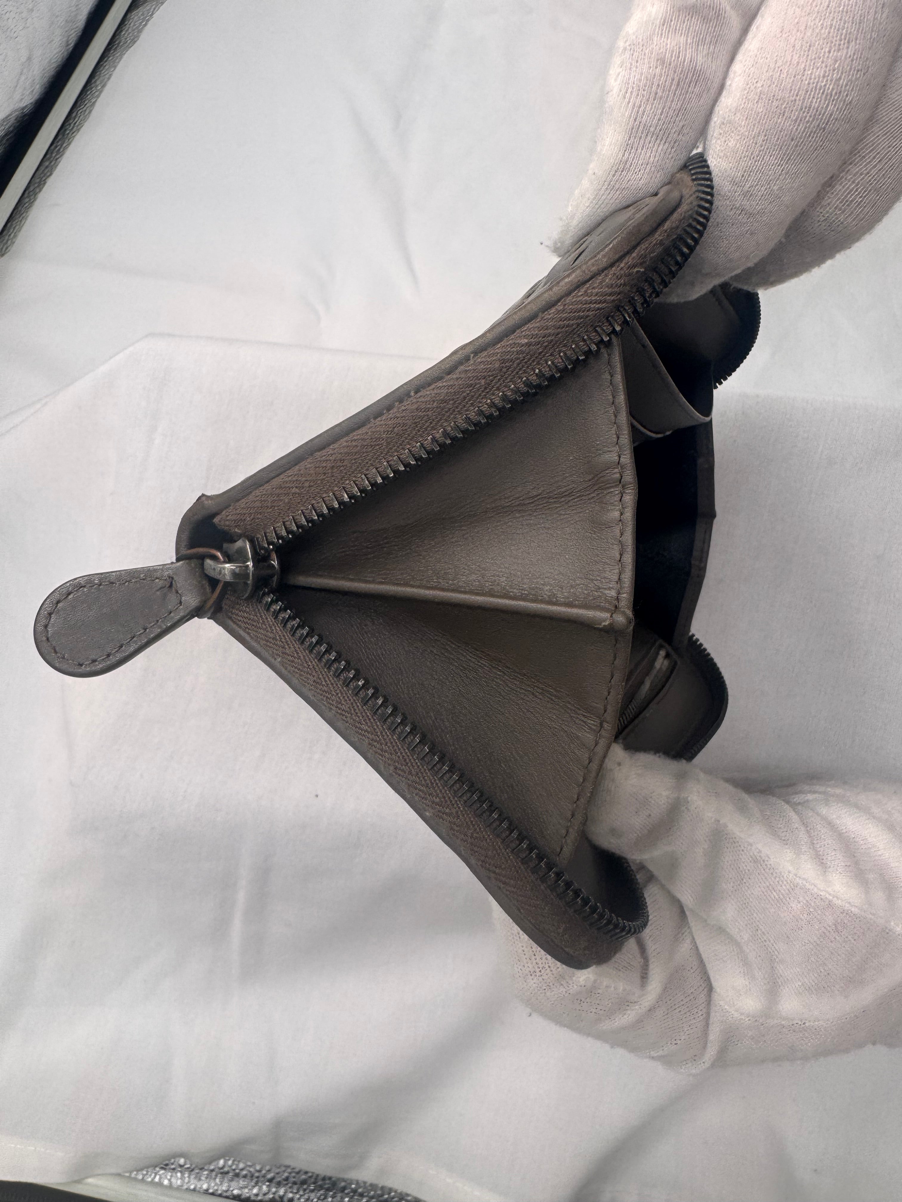 ארנק בוטגה ונטה ארוך מעור כבש קלוע – גוון אפור-חום