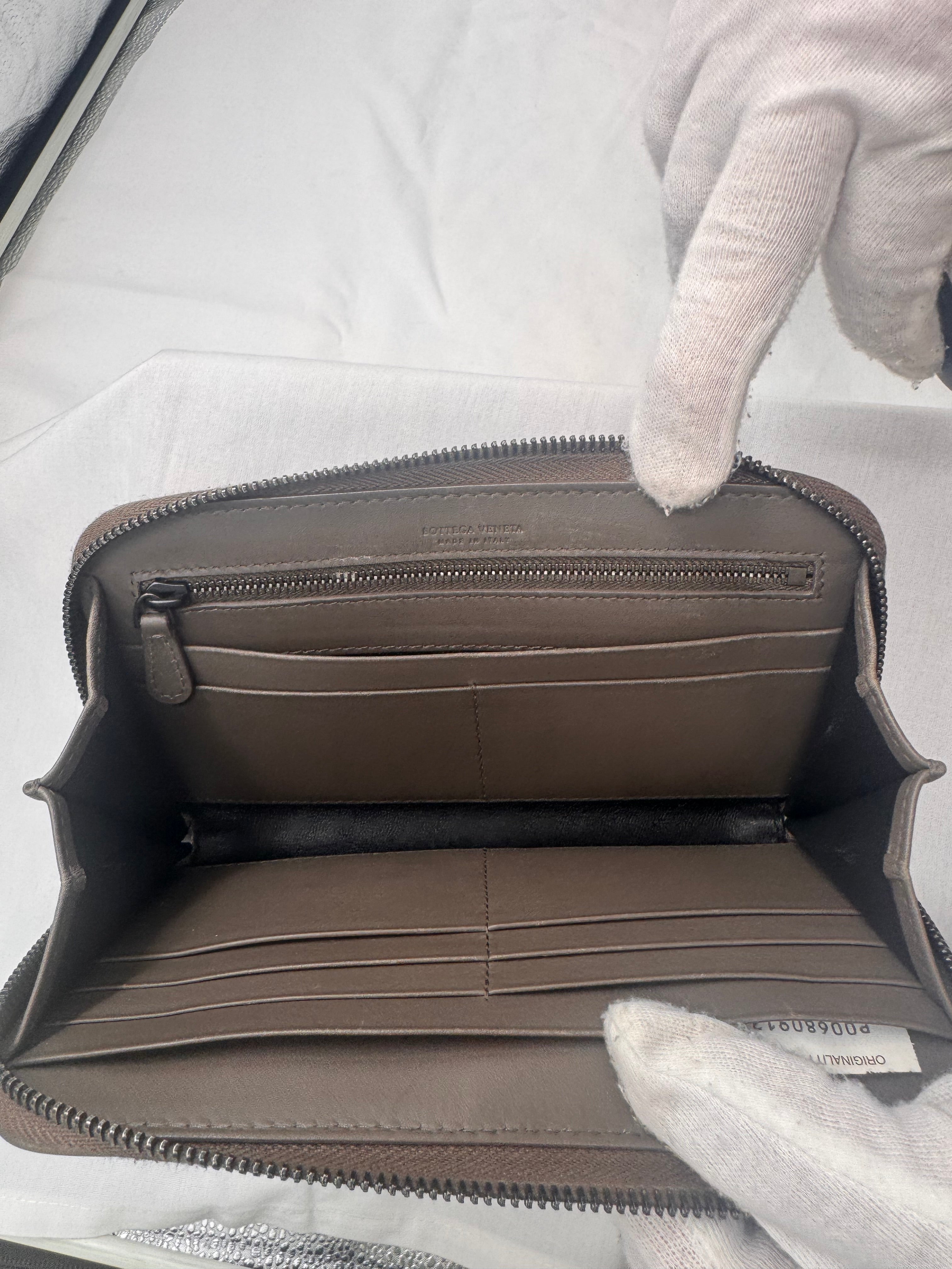 ארנק בוטגה ונטה ארוך מעור כבש קלוע – גוון אפור-חום