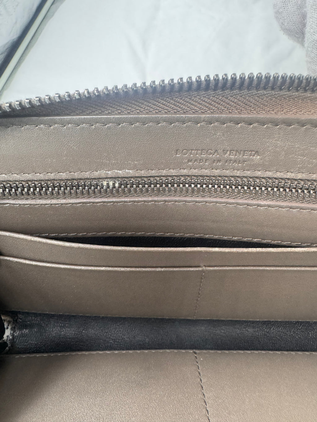 ארנק בוטגה ונטה ארוך מעור כבש קלוע – גוון אפור-חום