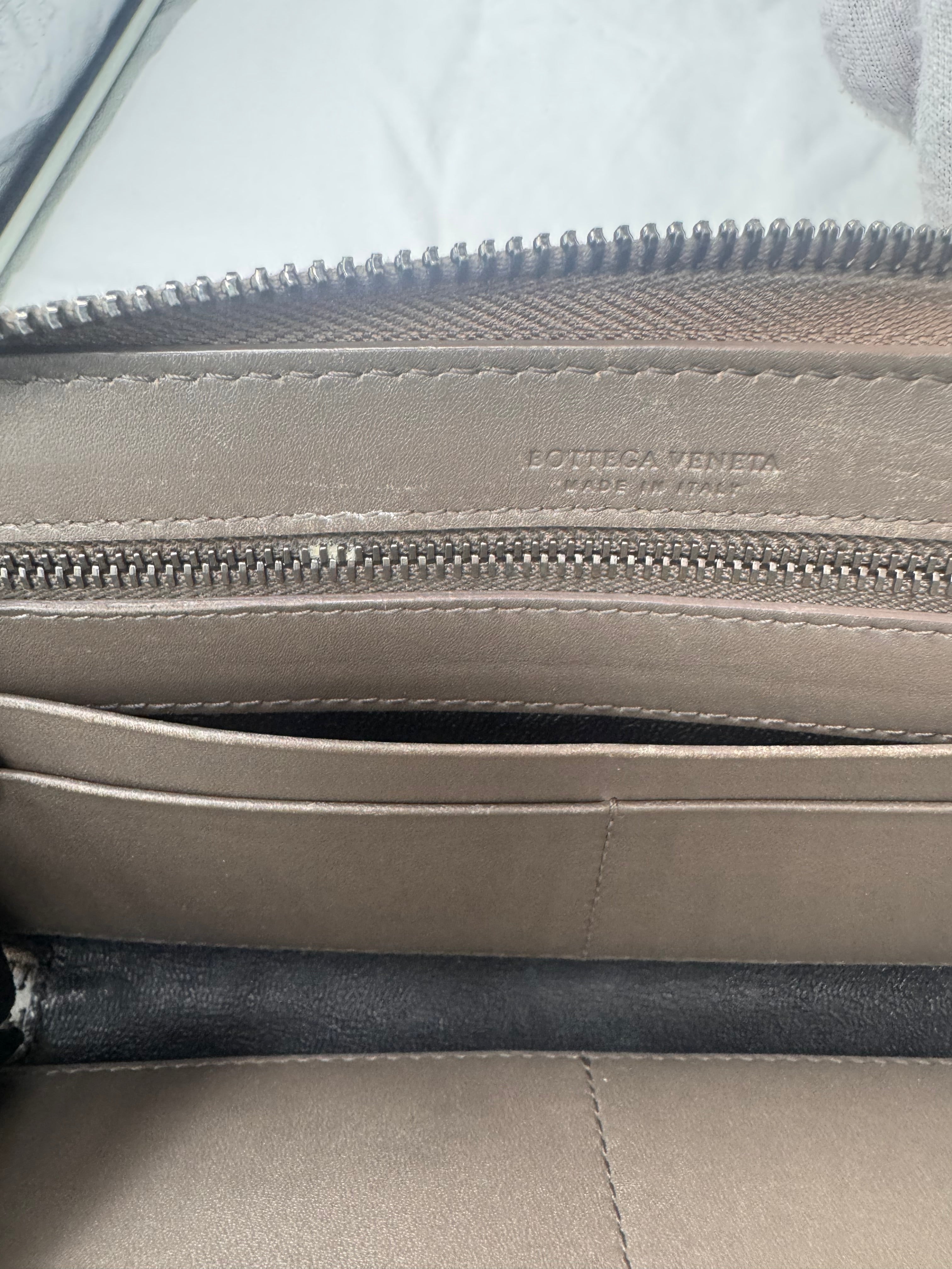 ארנק בוטגה ונטה ארוך מעור כבש קלוע – גוון אפור-חום